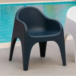 Chaises empilables en plastique pour l'extérieur